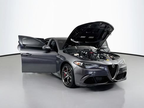 Used 2018 Alfa Romeo Giulia Quadrifoglio w/ Driver Assist Dynamic Package RWD image 18