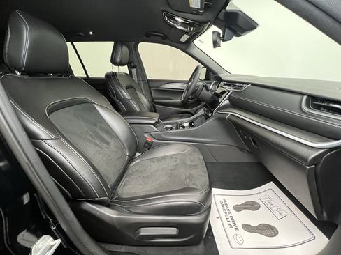 Used 2024 Jeep Grand Cherokee Altitude image 9