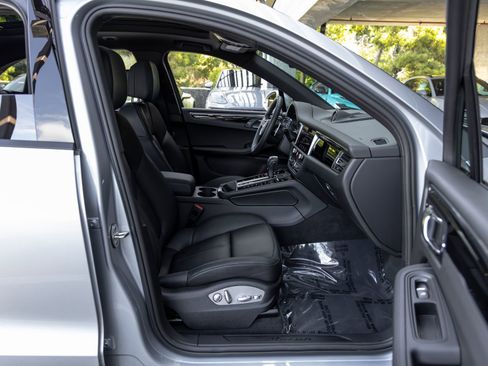 Certified 2025 Porsche Macan AWD/4WD image 56