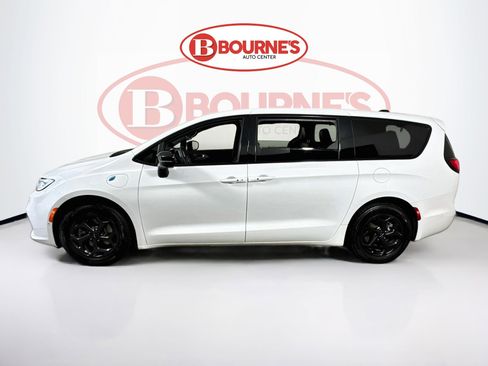 Used 2023 Chrysler Pacifica Limited w/ Uconnect Theater Family Group FWD image 7