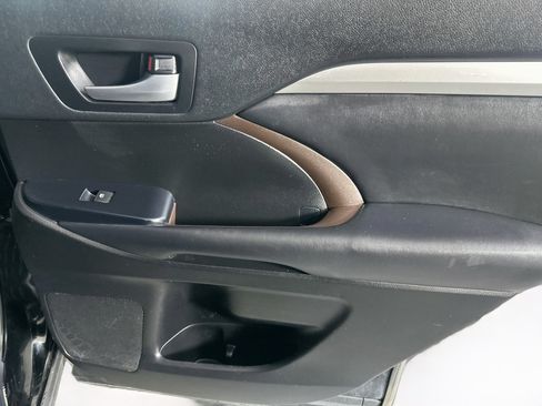 Used 2019 Toyota Highlander XLE FWD image 29