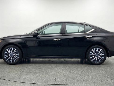 Used 2025 Nissan Altima 2.5 SV image 5