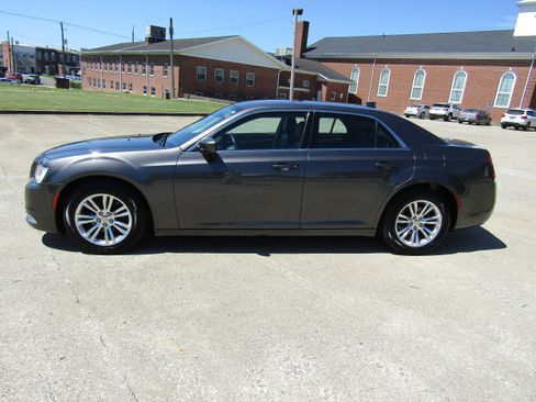 Used 2018 Chrysler 300 Touring w/ Driver Convenience Group image 6