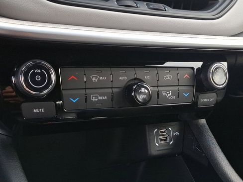 Used 2024 Jeep Compass Limited image 15