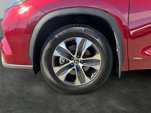 Used 2022 Toyota Highlander XLE AWD/4WD image 4