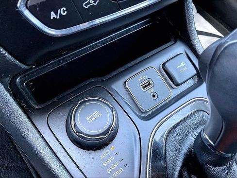 Used 2019 Jeep Cherokee Limited AWD/4WD image 29