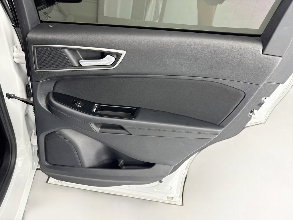 Used 2016 Ford Edge SEL FWD image 25
