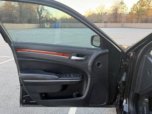 Used 2014 Chrysler 300 AWD w/ Driver Convenience Group image 16