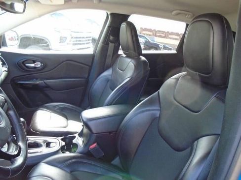 Used 2021 Jeep Cherokee Latitude Plus AWD/4WD image 18
