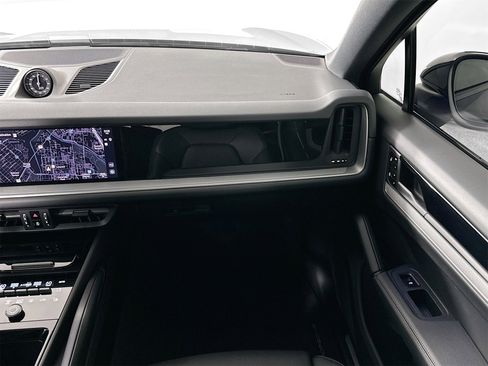 Certified 2025 Porsche Cayenne Coupe image 31