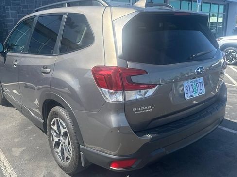Used 2019 Subaru Forester Premium AWD/4WD image 3