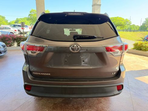 Used 2015 Toyota Highlander Plus FWD image 5