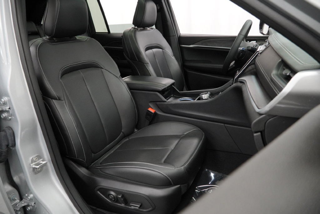 Certified 2025 Jeep Grand Cherokee Limited w/ Luxury Tech Group II AWD/4WD image 47