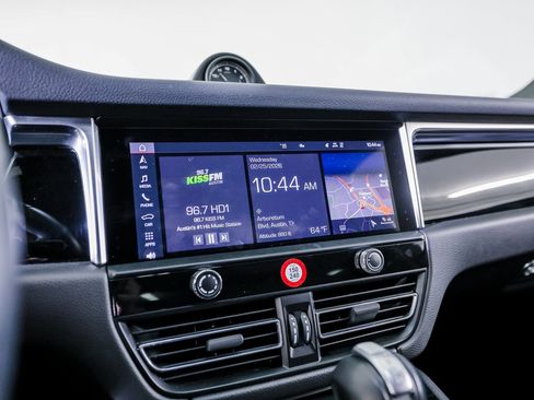 Certified 2023 Porsche Macan image 18