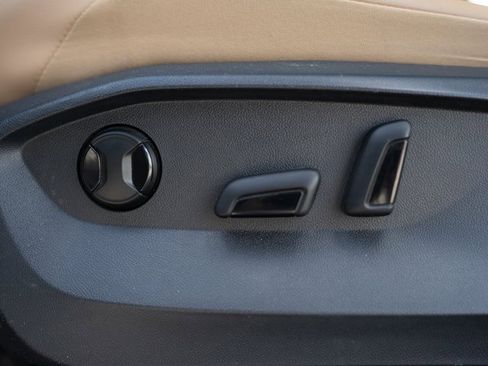 Used 2022 Volkswagen Tiguan SE image 21