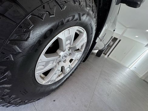 Used 2018 Nissan Titan SV w/ SV Convenience Package AWD/4WD image 11
