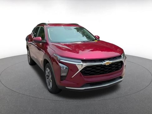Used 2025 Chevrolet Trax LT w/ LT Convenience Package FWD image 3