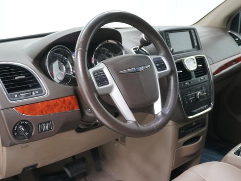 Used 2014 Chrysler Town & Country Touring-L w/ Driver Convenience Group image 7