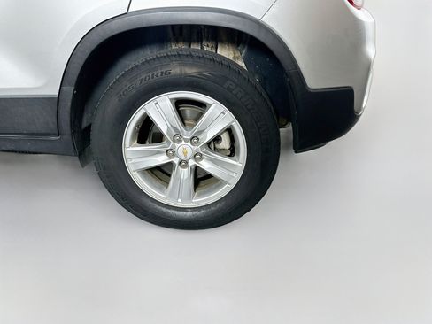 Used 2019 Chevrolet Trax LT w/ LT Convenience Package AWD/4WD image 11