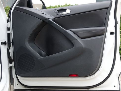 Used 2017 Volkswagen Tiguan Sport image 38