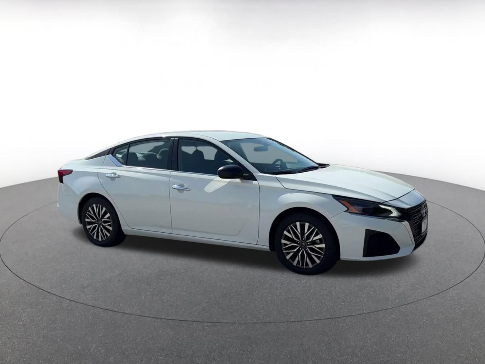 Used 2025 Nissan Altima 2.5 SV FWD image 2