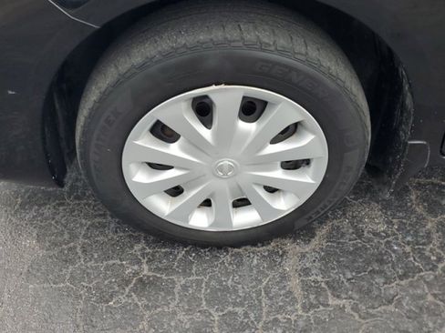 Used 2017 Nissan Versa SV FWD image 4