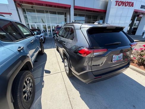 Used 2021 Toyota RAV4 LE AWD/4WD image 4