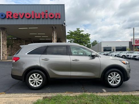 Used 2017 Kia Sorento AWD image 8