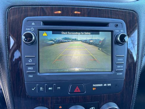 Used 2016 Chevrolet Traverse LT w/ Style and Technology Package FWD image 18