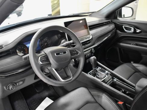 Used 2024 Jeep Compass Latitude w/ Convenience Group AWD/4WD image 19
