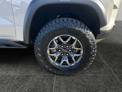 Used 2026 Chevrolet Colorado ZR2 w/ Technology Package AWD/4WD image 9