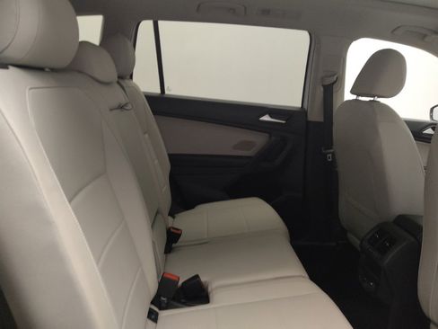 Used 2021 Volkswagen Tiguan SE w/ Panoramic Sunroof Package FWD image 19