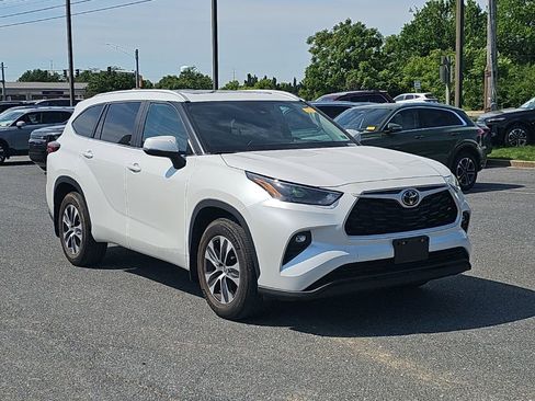 Used 2023 Toyota Highlander XLE FWD image 1