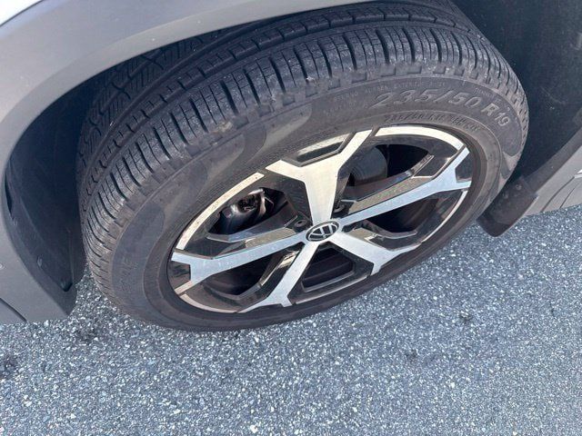 Used 2025 Volkswagen Tiguan SE FWD image 4