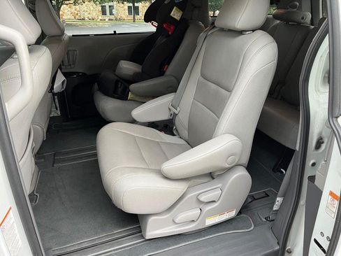 Used 2019 Toyota Sienna XLE w/ XLE Navigation Package FWD image 10