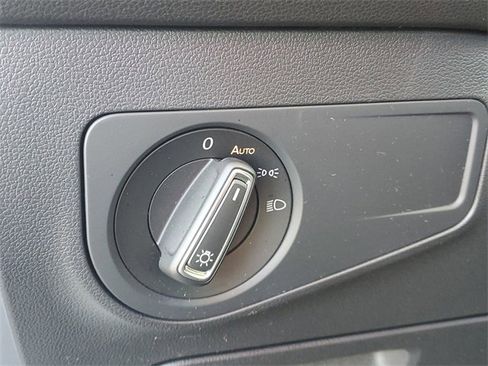 Certified 2024 Volkswagen Tiguan SE image 19