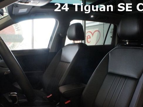 Used 2024 Volkswagen Tiguan SE w/ Panoramic Sunroof Package image 10