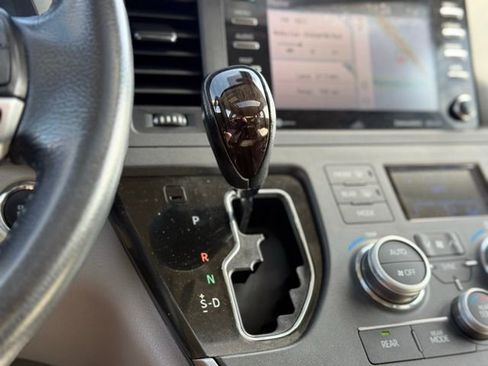 Used 2020 Toyota Sienna XLE w/ XLE Navigation Package image 20