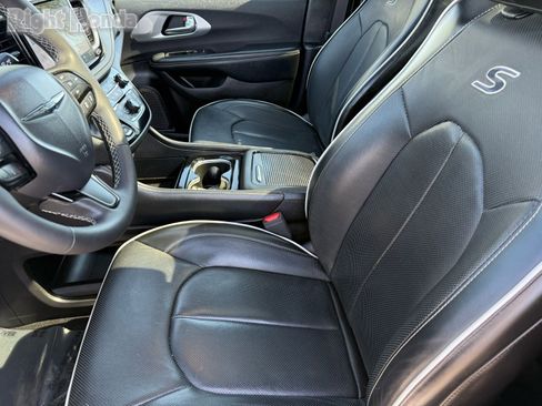 Used 2025 Chrysler Pacifica Limited image 12
