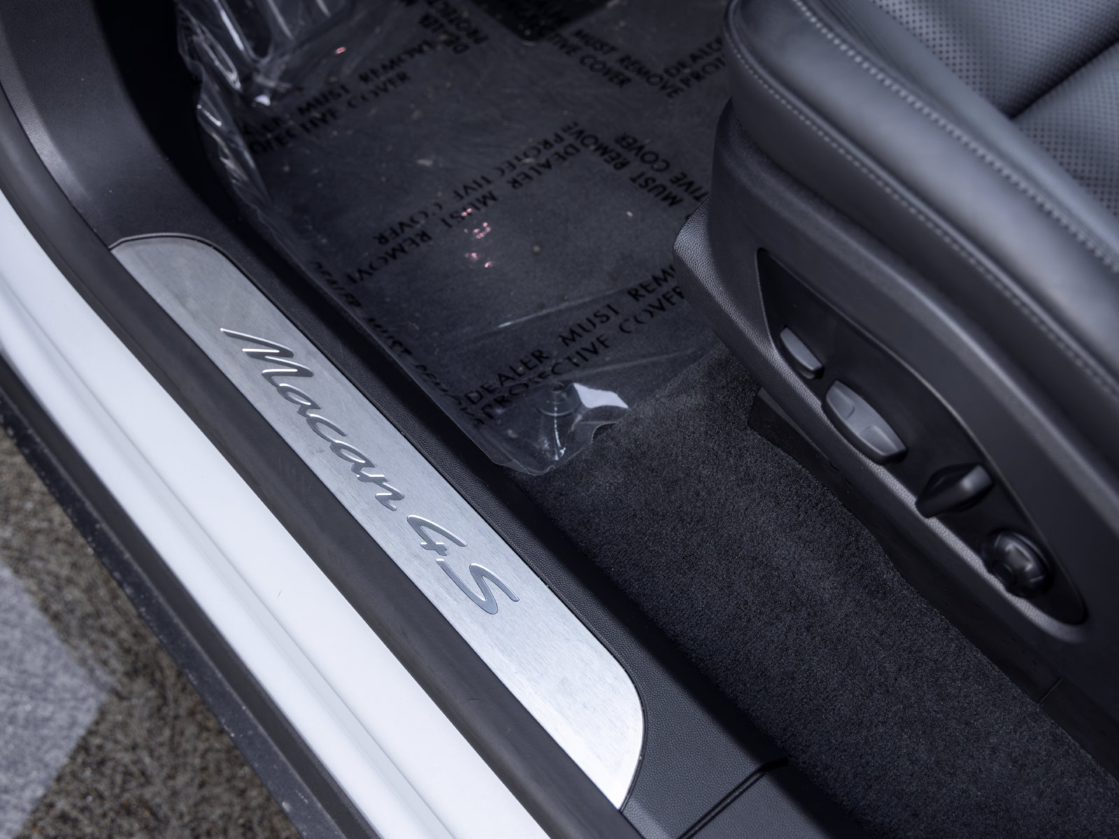 Certified 2025 Porsche Macan 4S Electric AWD/4WD image 27