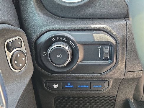 Used 2023 Jeep Wrangler Unlimited Sahara AWD/4WD image 24