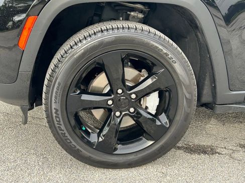 Certified 2024 Jeep Grand Cherokee Limited w/ Black Appearance Package image 28