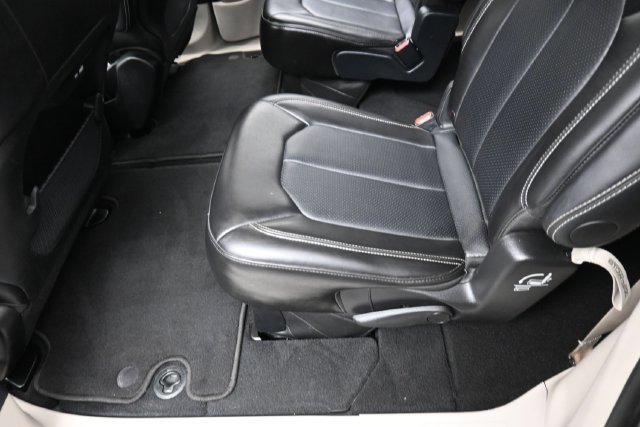 Used 2024 Chrysler Pacifica Touring-L FWD image 22