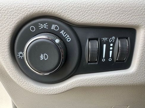 Used 2023 Chrysler Pacifica Touring-L FWD image 21