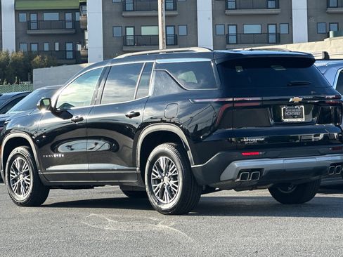 Used 2024 Chevrolet Traverse LT image 3