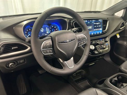 New 2026 Chrysler Pacifica Select image 2