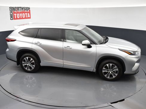 Used 2022 Toyota Highlander XLE AWD/4WD image 25