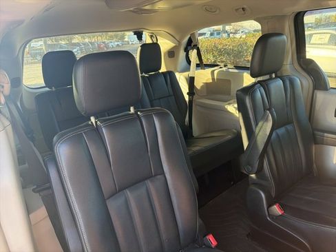 Used 2014 Chrysler Town & Country Touring image 13