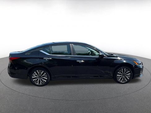Used 2025 Nissan Altima 2.5 SV FWD image 13