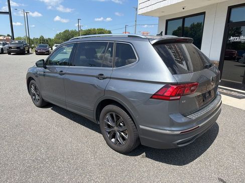 Used 2023 Volkswagen Tiguan SE w/ Panoramic Sunroof Package FWD image 6